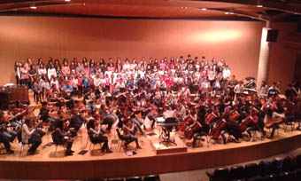 Orquestra Filharmònica de la Universitat and Escola Coral La Nau.